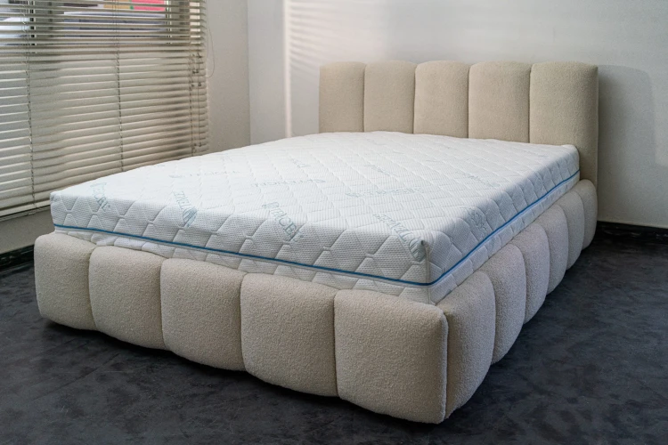 Materac Tencel Luxe Hybrid H3 w sypialni