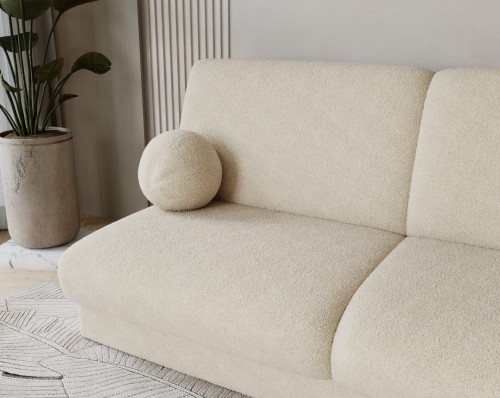 Miękkie poduszki dekoracyjne i szerokie podłokietniki designerskiej sofy LUMENA.