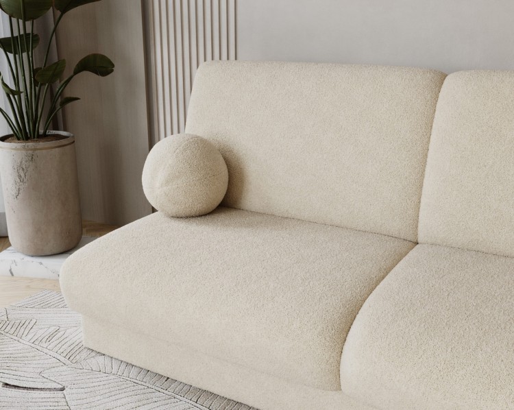 Miękkie poduszki dekoracyjne i szerokie podłokietniki designerskiej sofy LUMENA.