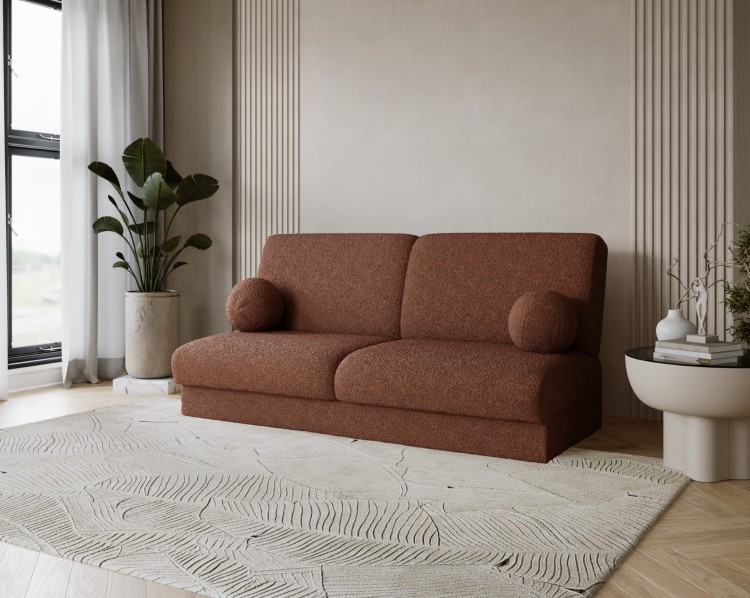 Sofa z tkaniny bukla LUMENA w salonie w stylu japandi i minimalistycznym.