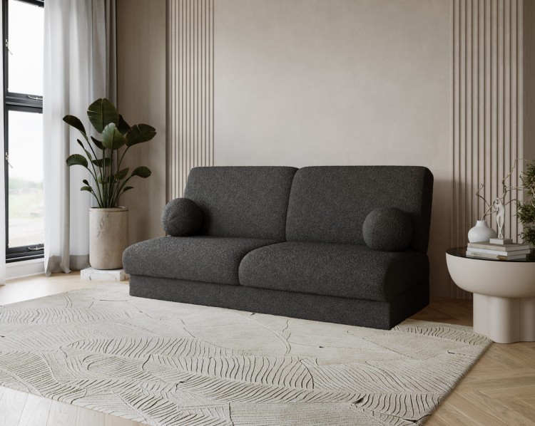 Sofa z tkaniny bukla LUMENA w salonie w stylu japandi i minimalistycznym.