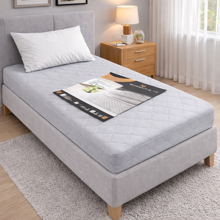 Materac wyposażony w zdejmowany pokrowiec dostępny w 4 wariantach kolorystycznych: biały, jasny szary, grafit i czarny. Materiał antyalergiczny, przewiewny i łatwy w utrzymaniu czystości.